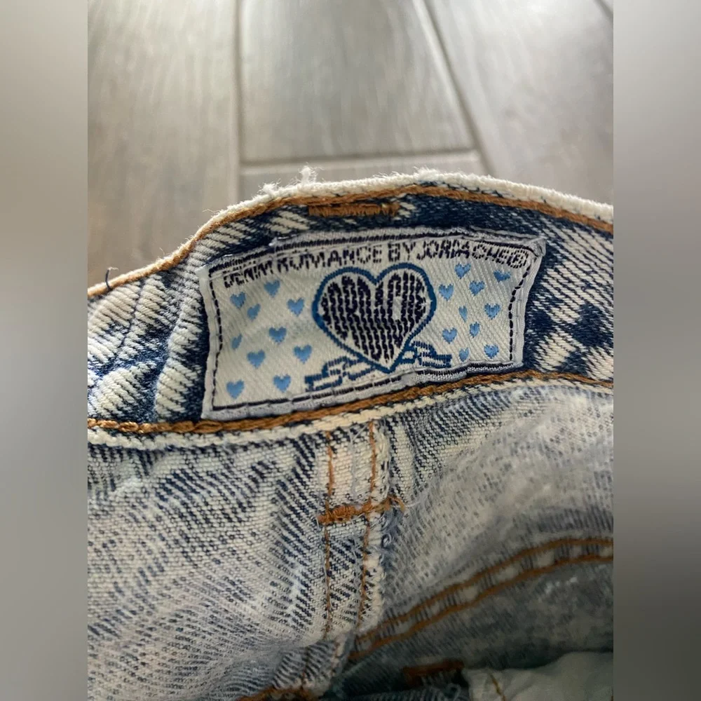 Vintage Jordache White Wash Denim Skirt with Lace Heart! 7/8 💙 - Picture 4 of 8